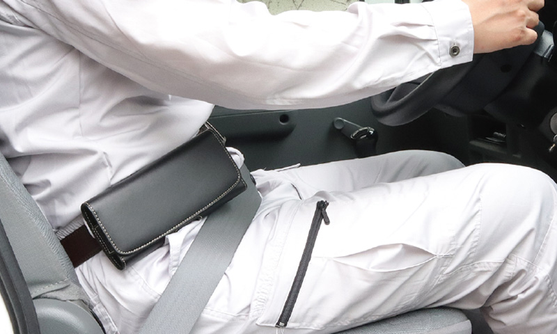 座っている時も横型なら邪魔にならない